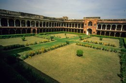 Agra;-Agra-Fort;-Arcades;-Architecture;-Courtyard;-Flowerbeds;-Galleries;-Garden;-India;-Kaleidos;-Kaleidos-images;-La-parole-à-limage;-Lal-Qila;-Machchi-Bhawan;-Mughal;-Mughal-garden;-Red-sandstone;-Shadow;-Stories-Pictures;-Tarek-Charara;-UNESCO;-Uttar-Pradesh;-World-Heritage